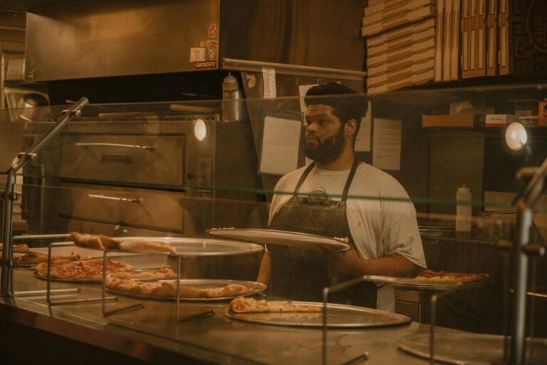 Automatizar comida rápida con Make en 2026: workflows para WhatsApp, inventario y entregas sin código