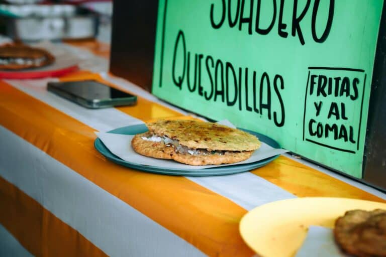 Automatizar un negocio de comida rápida con IA en 2026: 12 workflows listos para implementar sin código