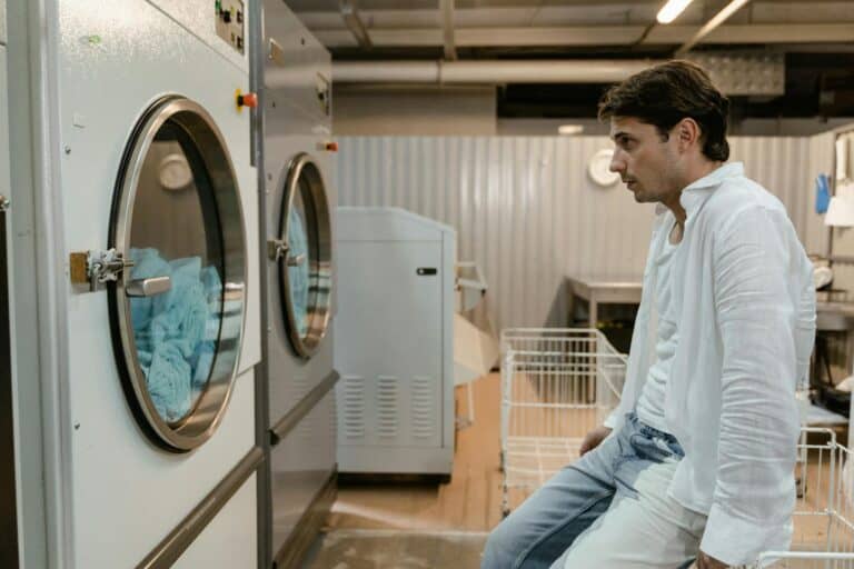 Automatizar un negocio de servicios de limpieza con Make en 2026: workflows para presupuestos, contratos y pagos sin código