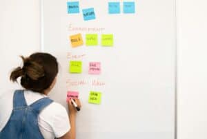 Automatizar prospección B2B sin código en 2026: workflows con Make y n8n que generan leads reales sin pagar publicidad